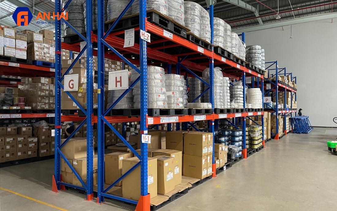 Cách tận dụng không gian lưu trữ với kệ Selective