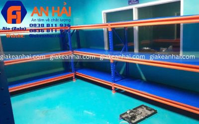 So sánh kệ trung tải và kệ hạng nặng? Nên chọn loại nào