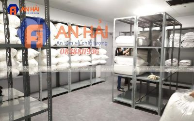 So sánh giá kệ sắt V lỗ với các loại kệ khác: Ưu và nhược điểm