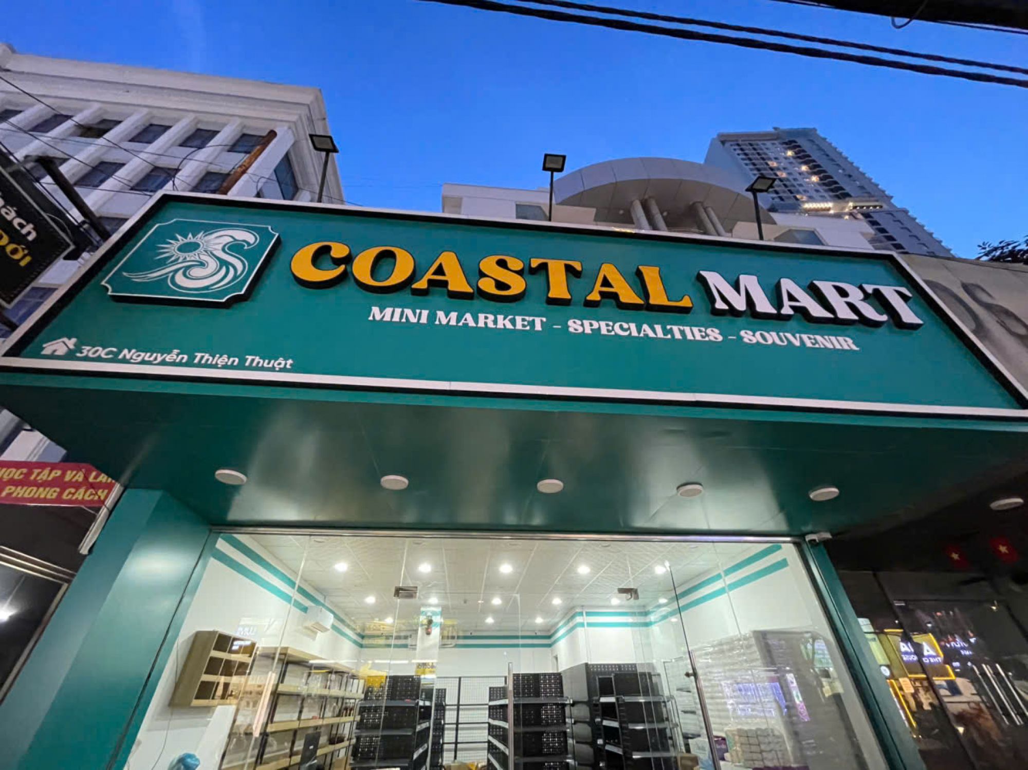Lắp đặt kệ si&ecirc;u thị &amp; Kệ khung sắt m&acirc;m gỗ cho Coastal Mart